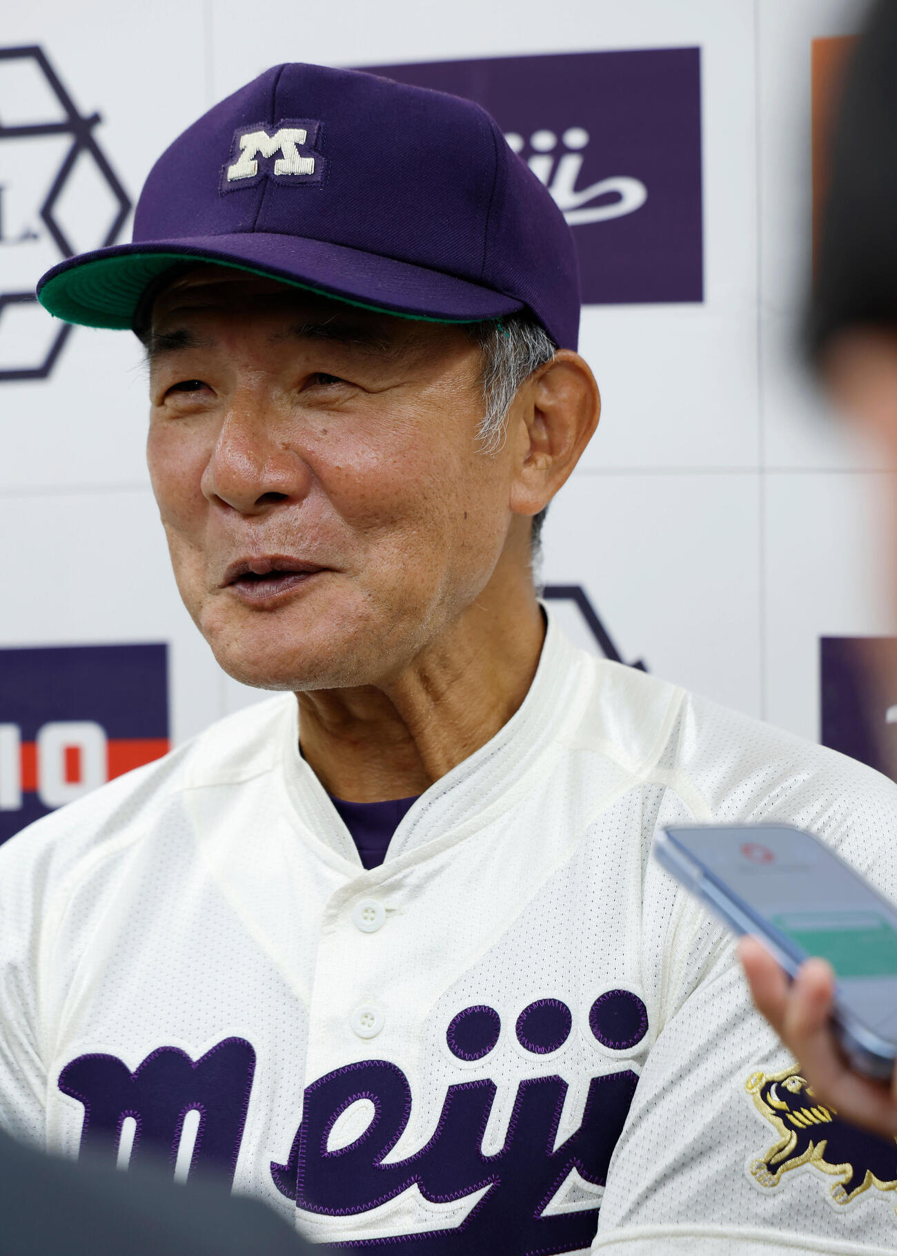 東大対明大　試合後、囲み取材に応じる明大・戸塚俊美監督（撮影・山本朝陽）