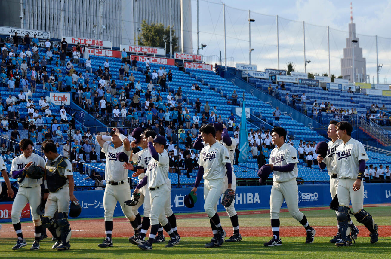 東大対明大　東大に勝利し、引き上げる明大ナイン（撮影・山本朝陽）