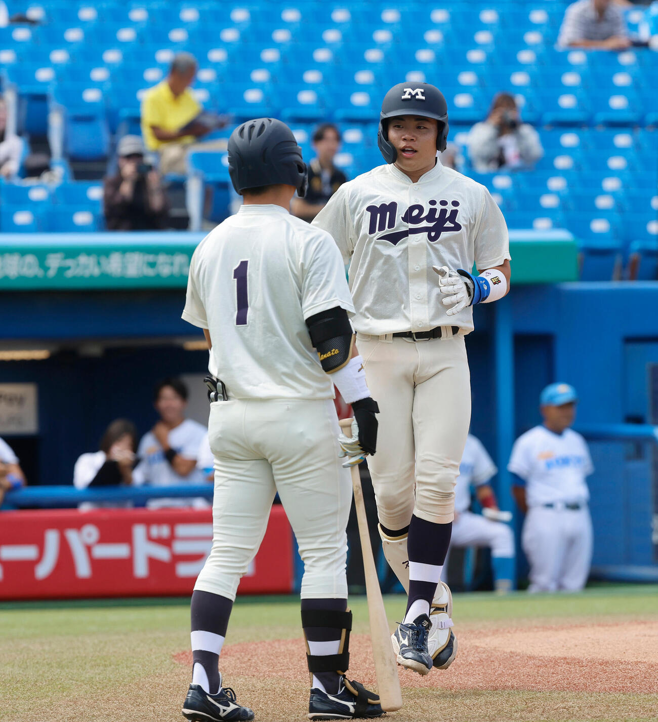 東大対明大　1回裏明大1死、右中間に先制の本塁打を放ち、生還した明大・田上夏衣（右）（撮影・山本朝陽）