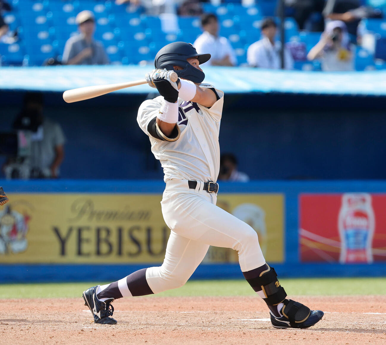 東大対明大　4回裏明大無死三塁、中犠飛を放つ明大・田上夏衣（撮影・山本朝陽）