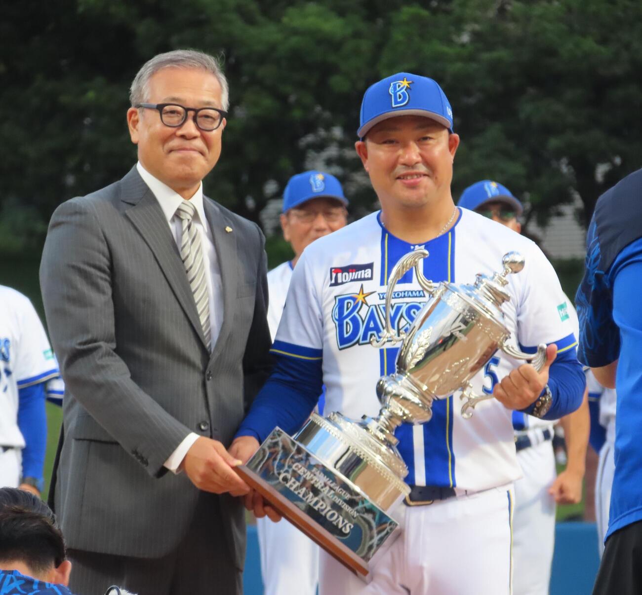 優勝トロフィーを手に笑顔のDeNA村田2軍監督（撮影・水谷京裕）