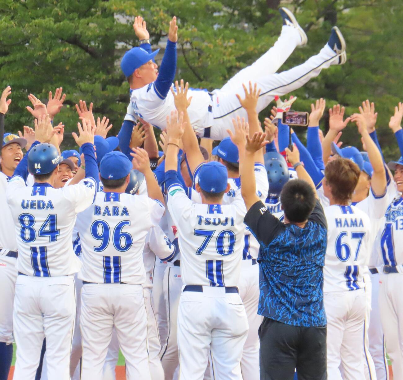 ファーム・リーグ中地区優勝を果たし、ナインから胴上げされるDeNA村田修一2軍監督（撮影・水谷京裕）