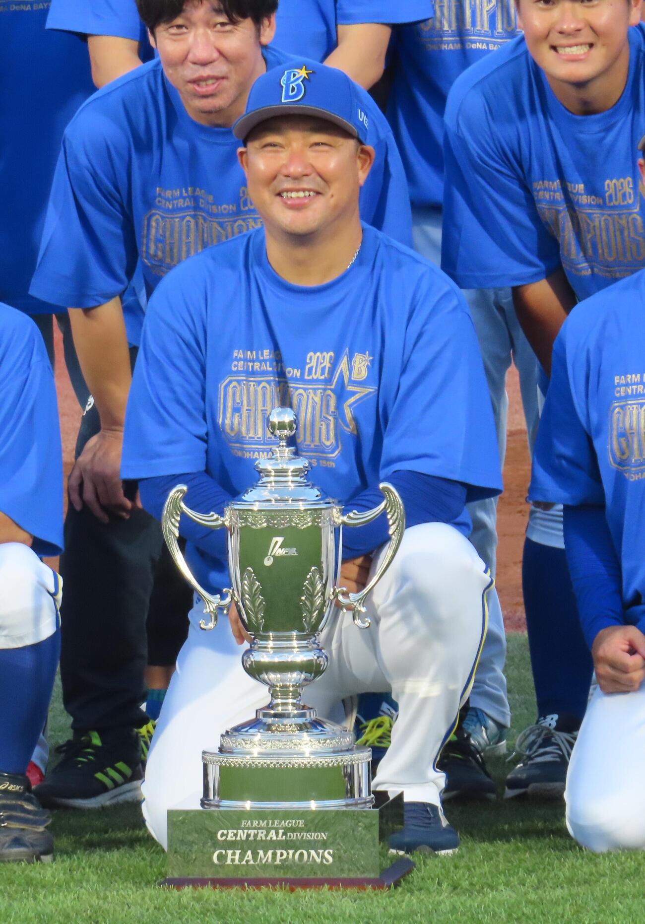 優勝トロフィーを手に笑顔のDeNA村田2軍監督（撮影・水谷京裕）
