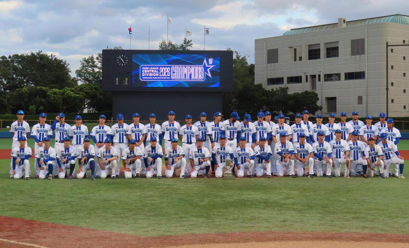 記念撮影に応じるDeNA2軍の選手、首脳陣（撮影・水谷京裕）