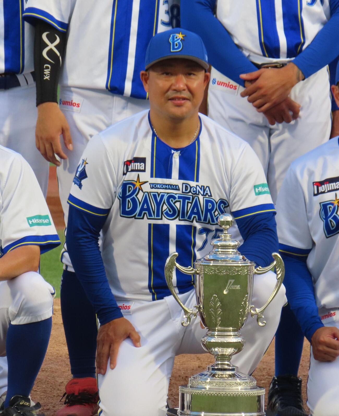 優勝トロフィーを手に記念撮影に応じるDeNA村田2軍監督（撮影・水谷京裕）