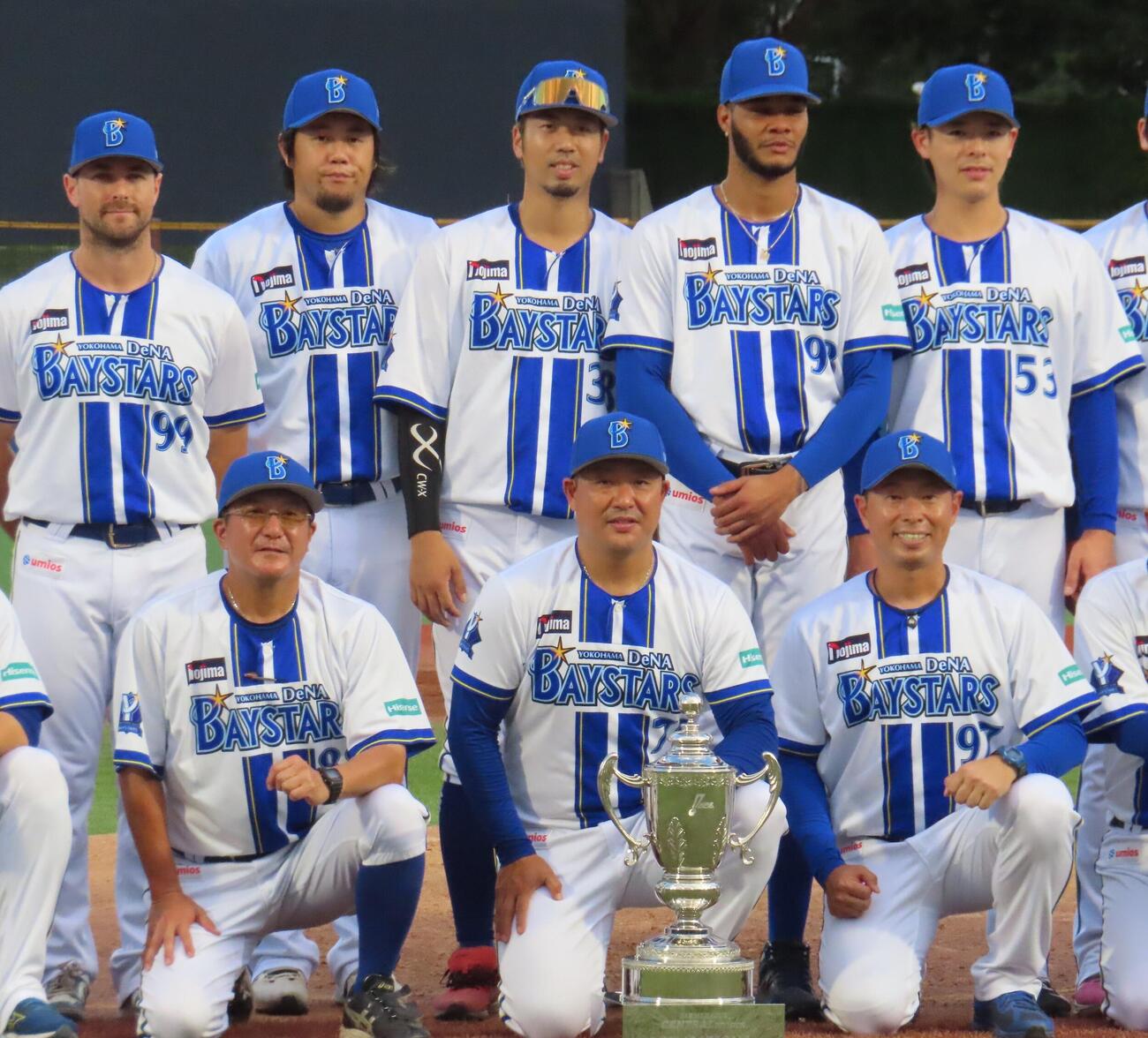 記念撮影に応じるDeNA2軍の選手、首脳陣（撮影・水谷京裕）
