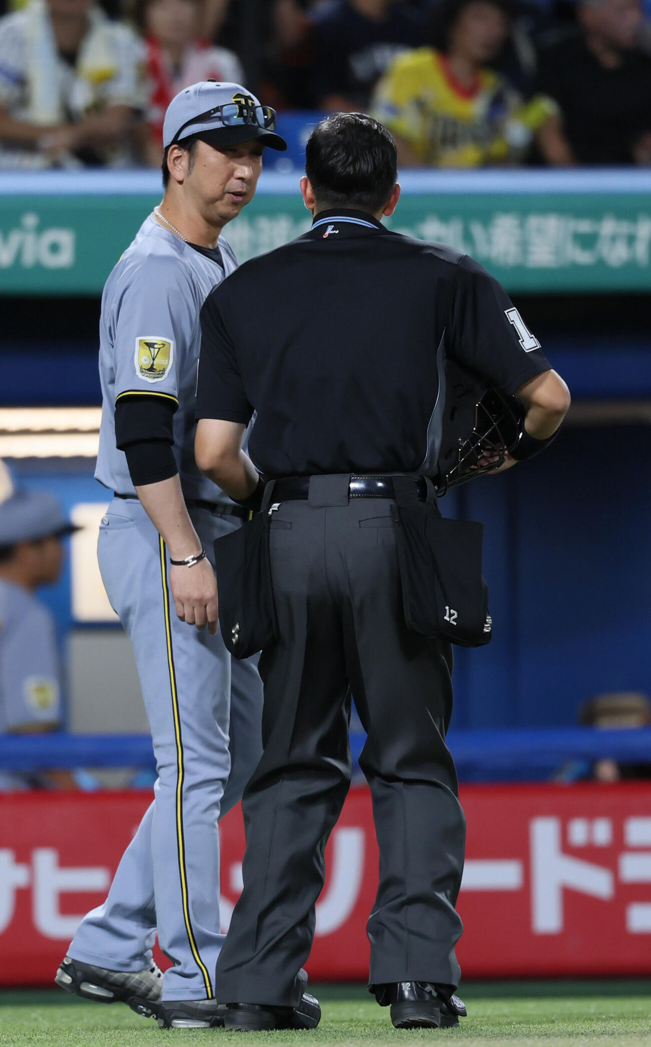 ヤクルト対阪神　3回表終了時に投手交代を告げる阪神藤川球児監督（撮影・水谷安孝）