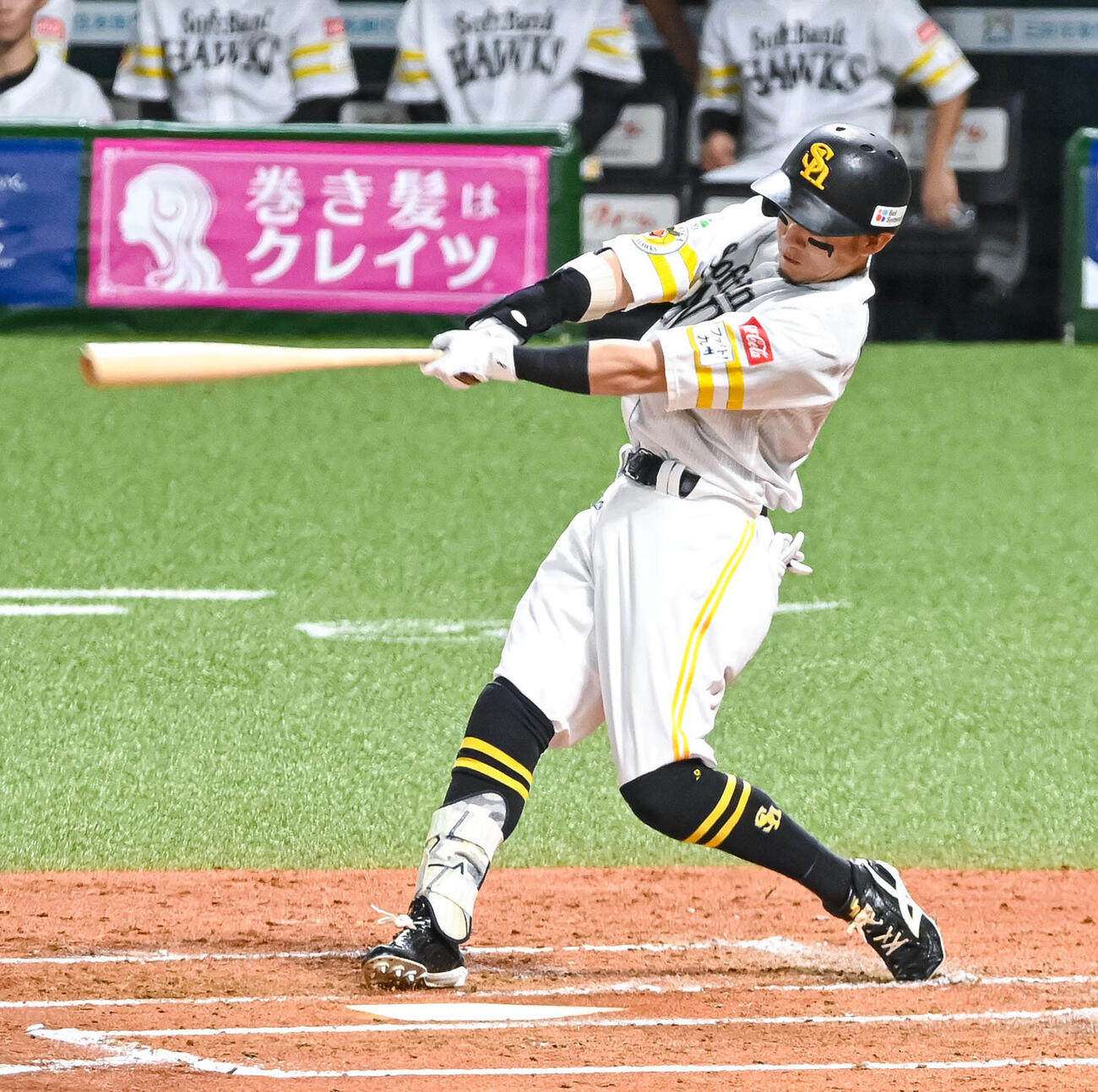 ソフトバンク対西武　2回裏ソフトバンク無死一塁、牧原大成は右越えに先制本塁打を放つ