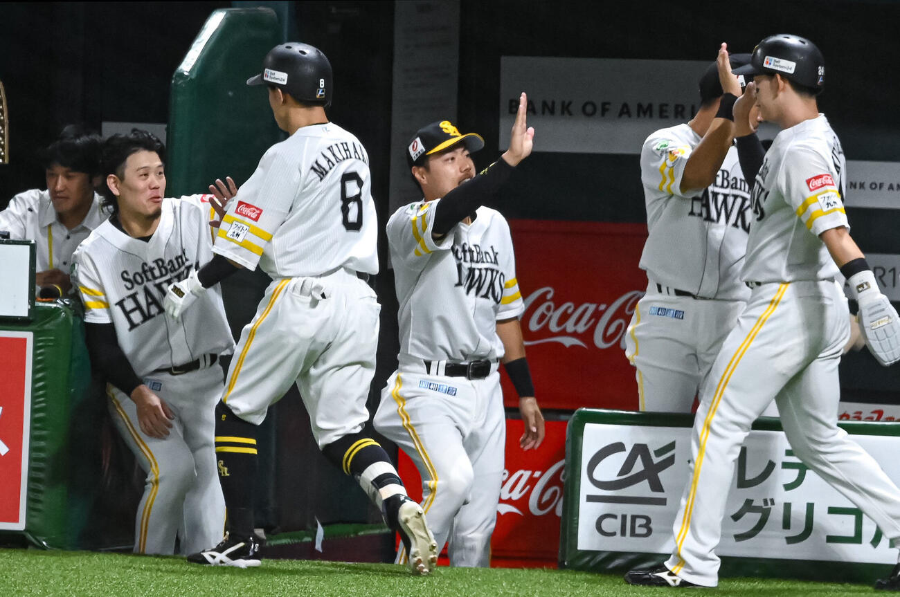 ソフトバンク対西武　2回裏ソフトバンク無死一塁、牧原大成は右越えに先制本塁打を放ちベンチの上茶谷大河ンとハイタッチ♯（送信・梅根麻紀）＝2026年9月22日、みずほペイペイドーム