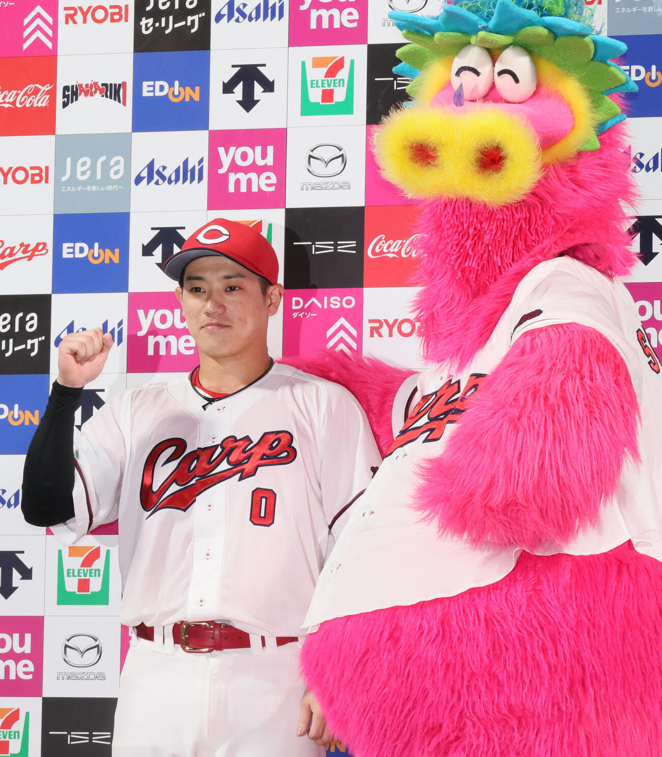 広島対巨人　お立ち台でスラィリーとポーズを決める広島勝田成（右）（撮影・加藤孝規）