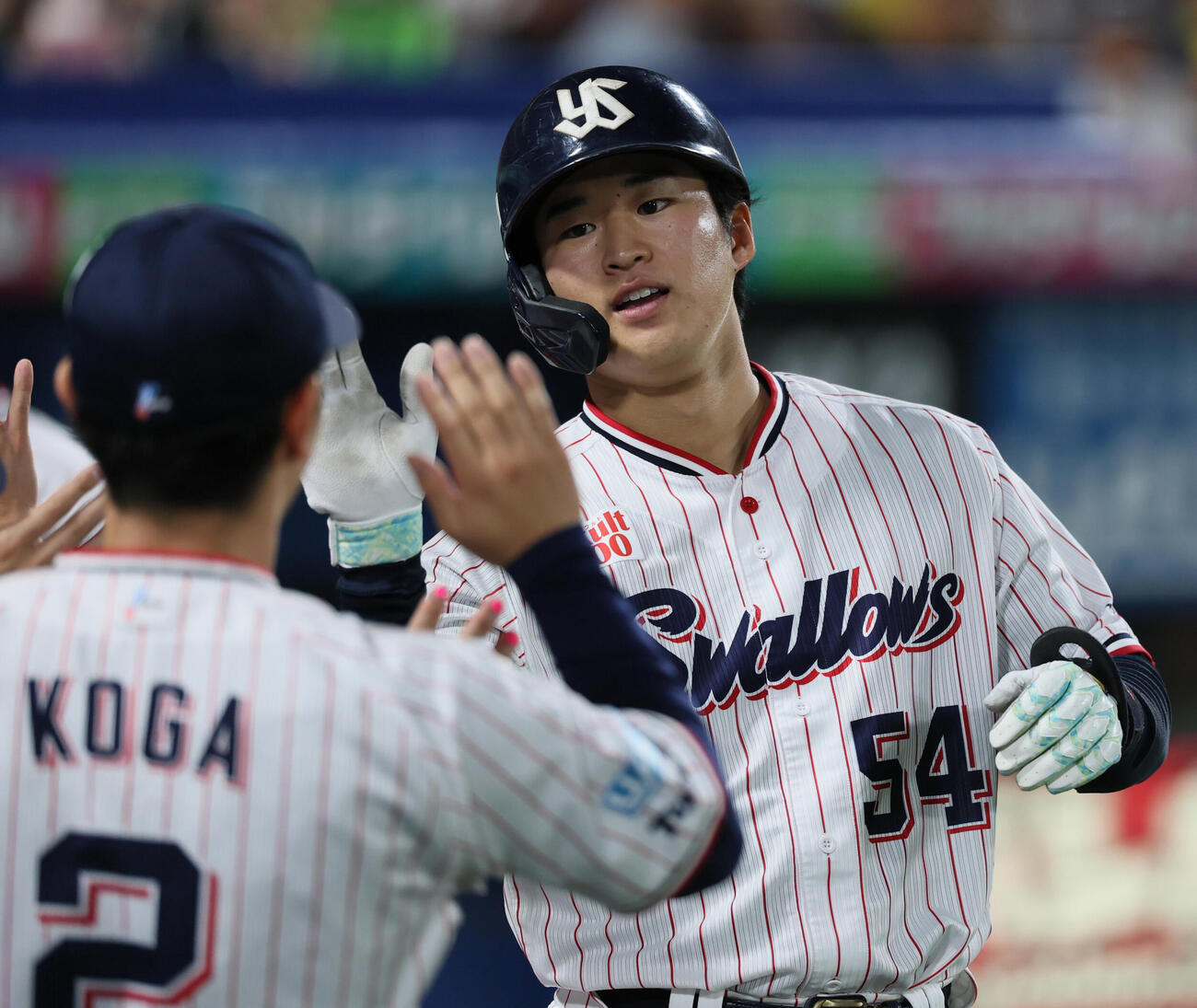 ヤクルト対阪神　4回裏ヤクルト1死一塁、2点本塁打を放ちナインに出迎えられる田中陽翔（撮影・水谷安孝）