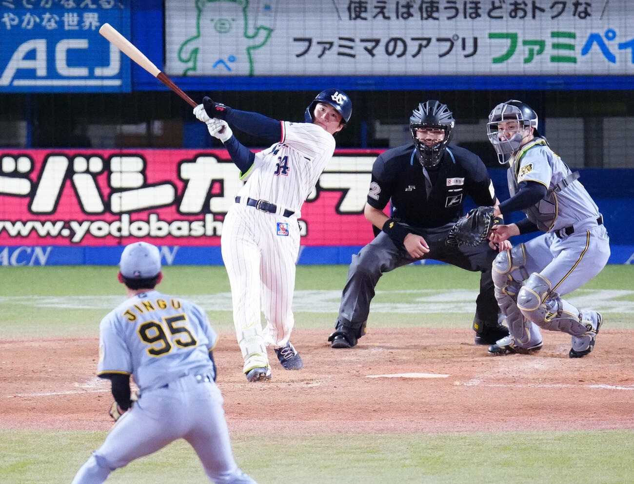 ヤクルト対阪神　4回裏ヤクルト1死一塁、2点本塁打を放つ田中陽翔（撮影・江口和貴）