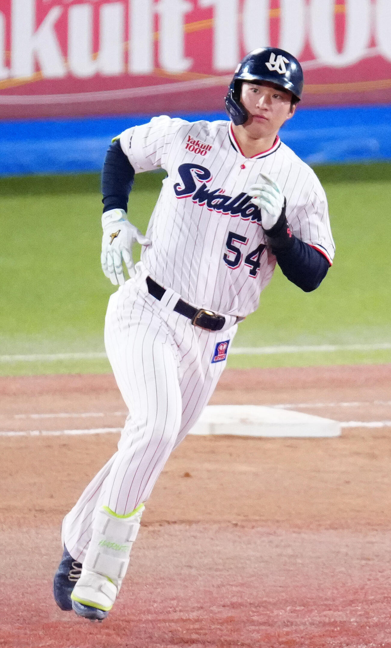 ヤクルト対阪神　4回裏ヤクルト1死一塁、2点本塁打を放ち、ダイヤモンドを1周する田中陽翔（撮影・江口和貴）