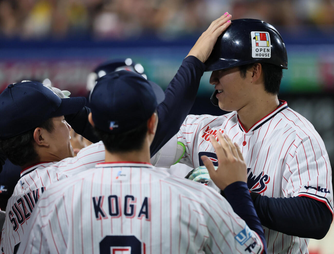 ヤクルト対阪神　4回裏ヤクルト1死一塁、2点本塁打を放ちナインに出迎えられる田中陽翔（撮影・水谷安孝）