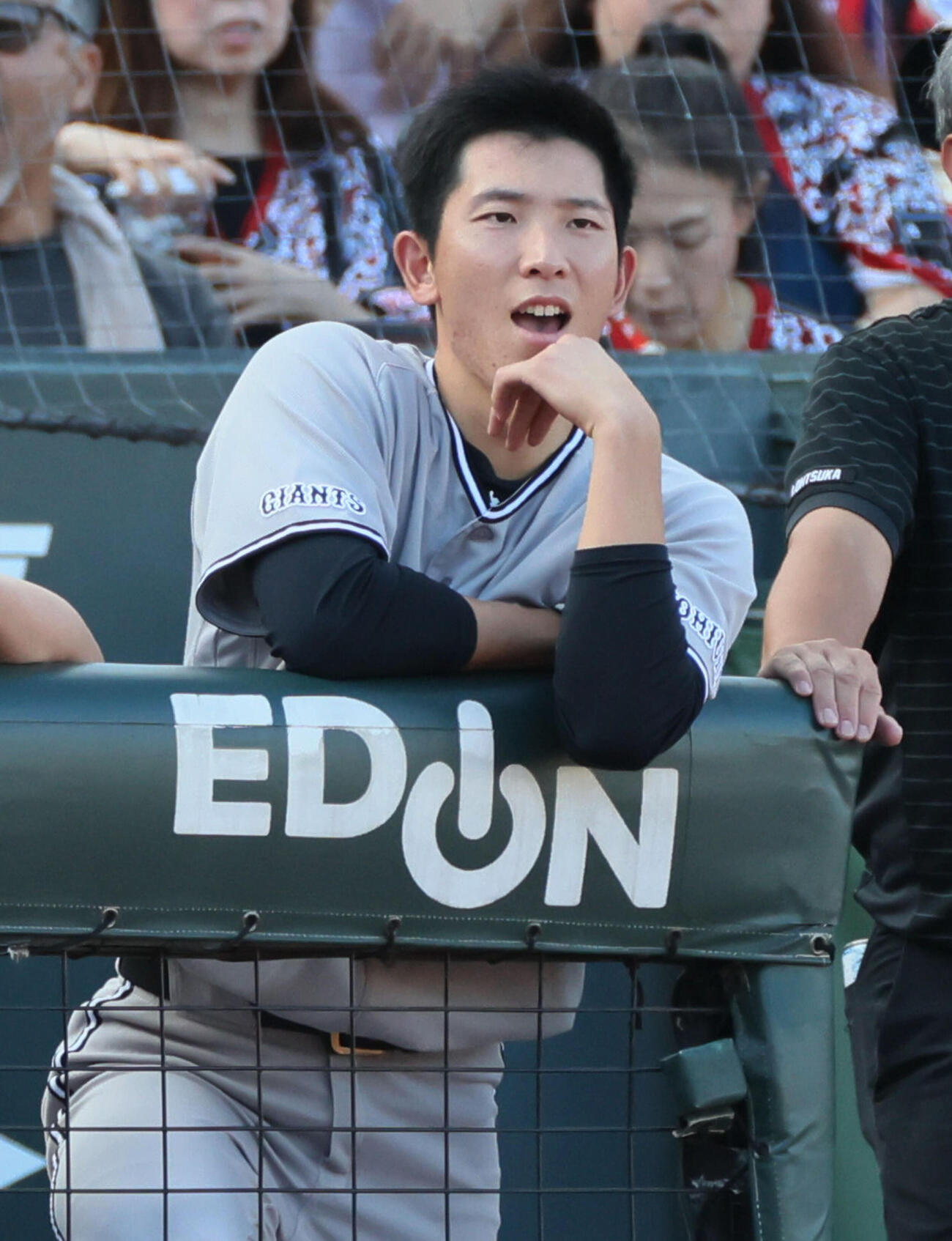 広島対巨人　6回表巨人無死、降板しベンチで試合を見る戸郷翔征（撮影・加藤孝規）