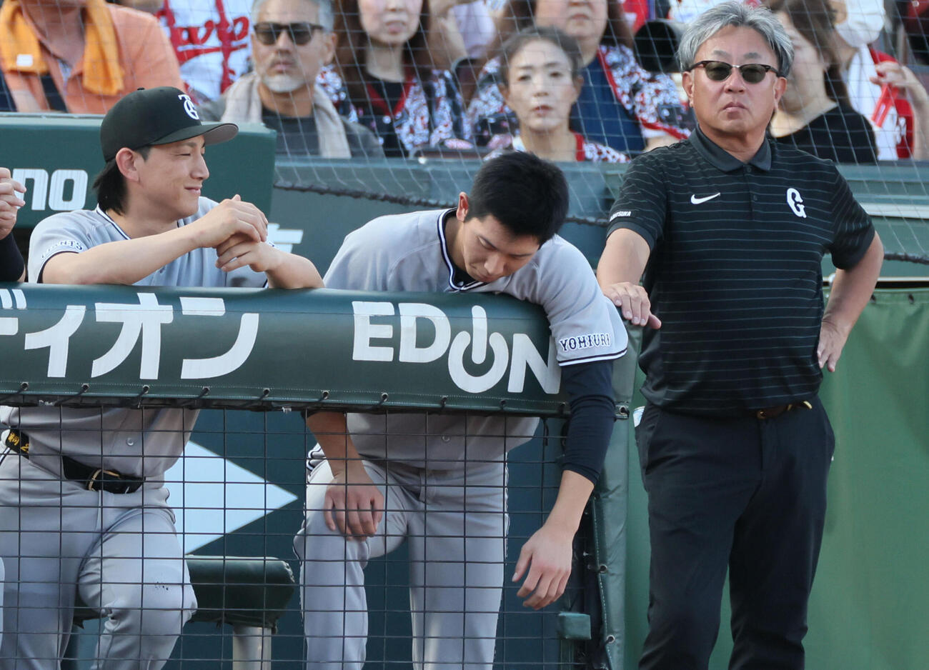 広島対巨人　6回表巨人無死、降板しベンチで試合を見る戸郷翔征（中央）（撮影・加藤孝規）