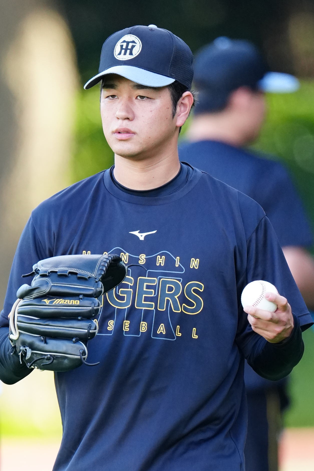 ヤクルト対阪神　試合前、キャッチボールする阪神高橋遥人（撮影・江口和貴）