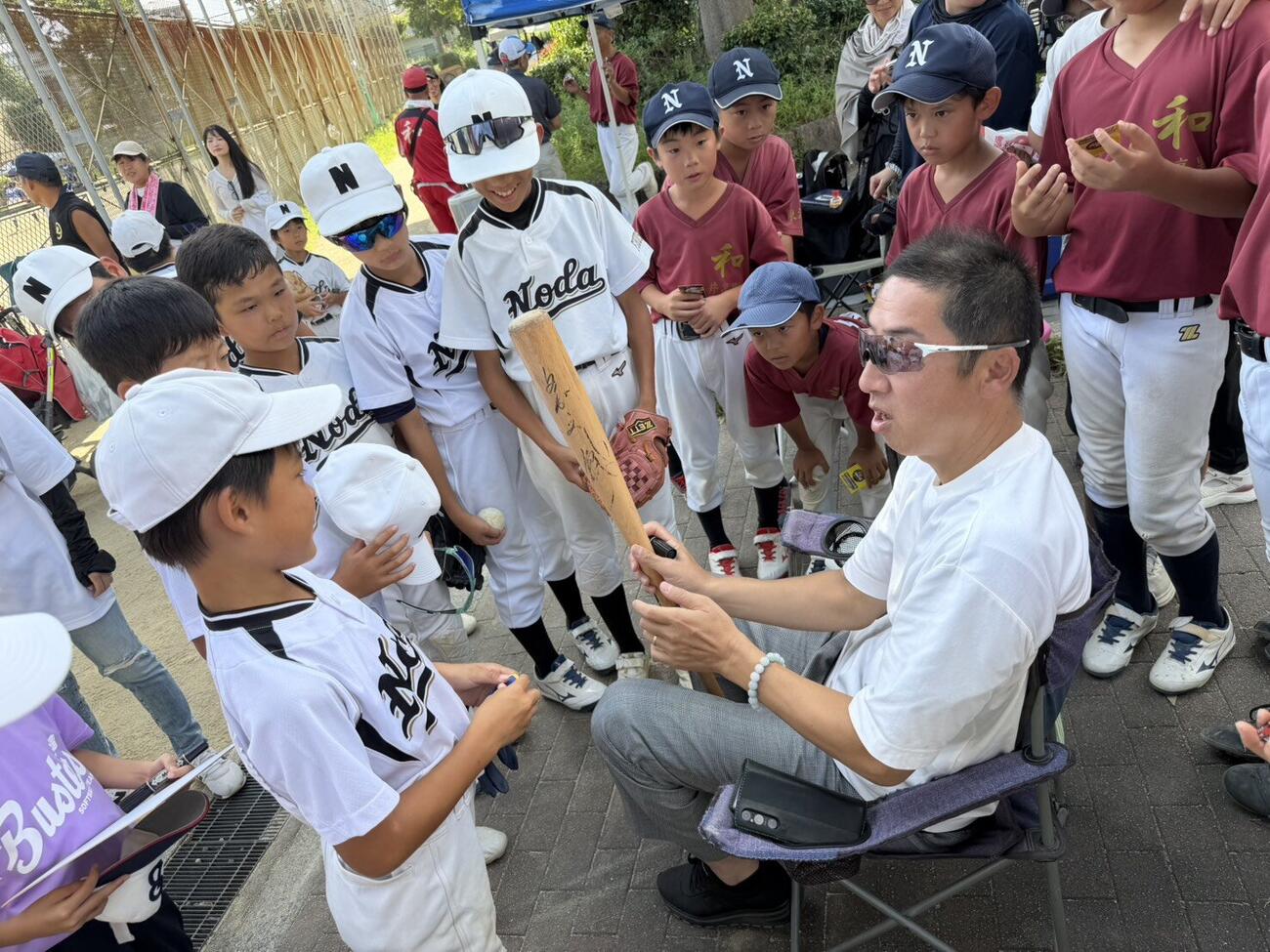 第2回今岡真訪杯なにわキッズソフトボール大会で少年少女にアドバイスをする今岡氏