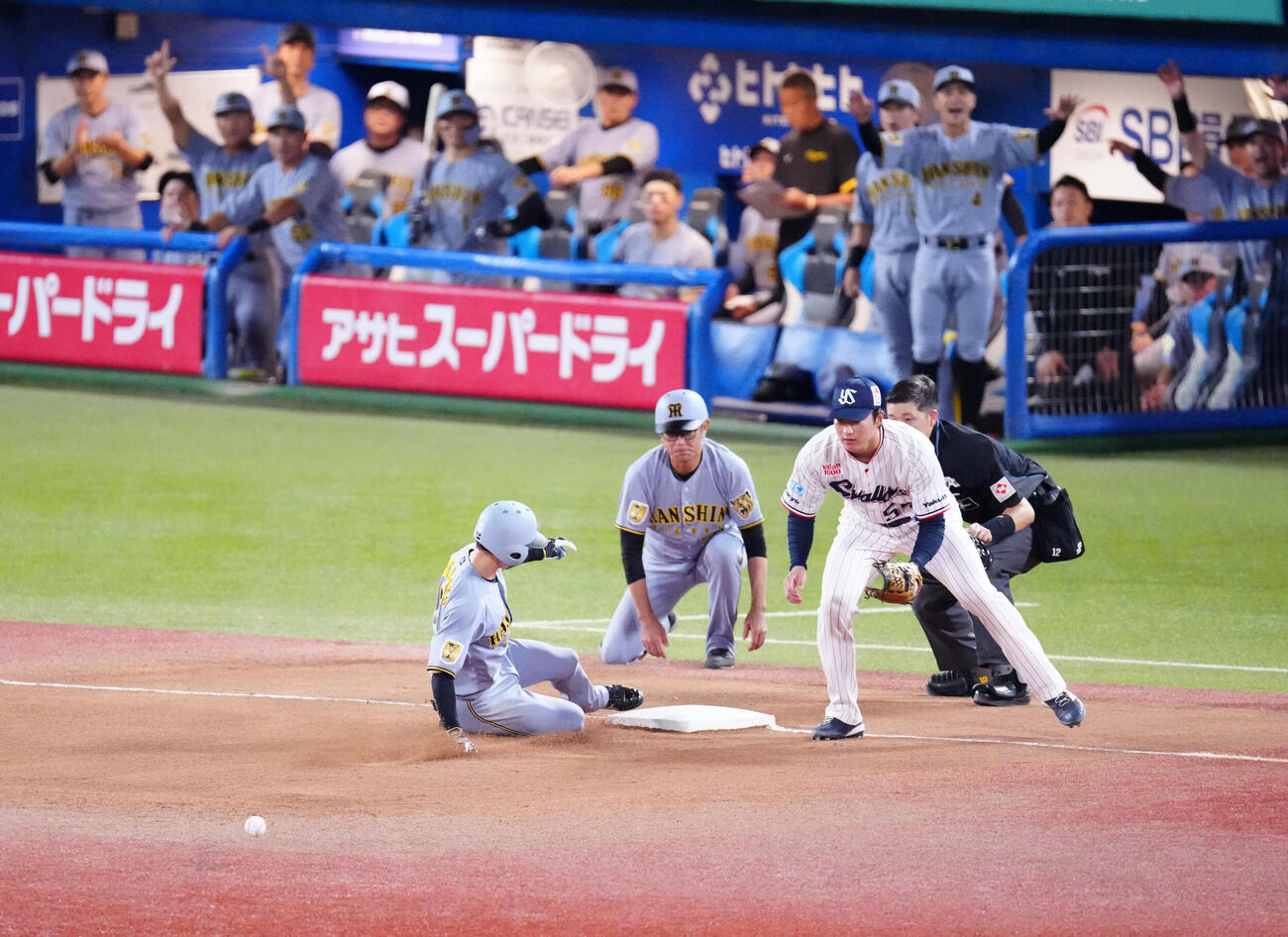 ヤクルト対阪神　6回表阪神無死、三塁打を放った近本光司（撮影・江口和貴）