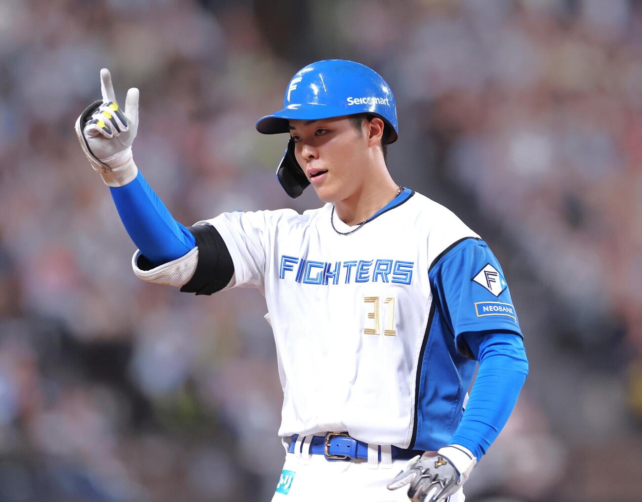 日本ハム対楽天　5回裏日本ハム2死一、三塁、適時打を放ちポーズをとる柴田獅子（撮影・黒川智章）