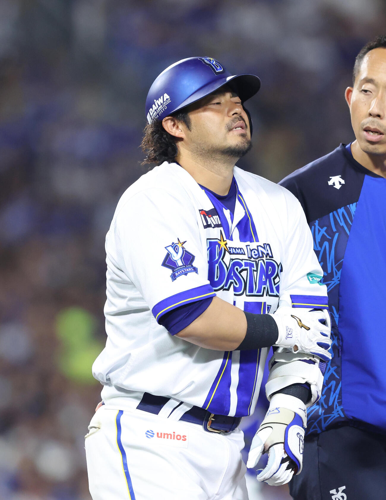DeNA対中日　4回裏DeNA2死三塁、死球を受ける宮崎敏郎（撮影・河田真司）