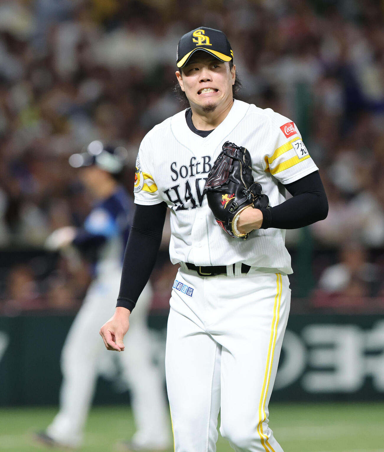 ソフトバンク対西武　1回を投げ終えたソフトバンク上茶谷大河はほっとした表情でベンチに引き揚げる（撮影・梅根麻紀）