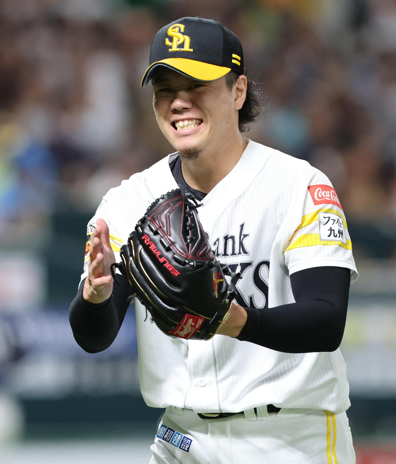 ソフトバンク対西武　1回を投げ終えたソフトバンク上茶谷大河はほっとした表情でベンチに引き揚げる（撮影・梅根麻紀）