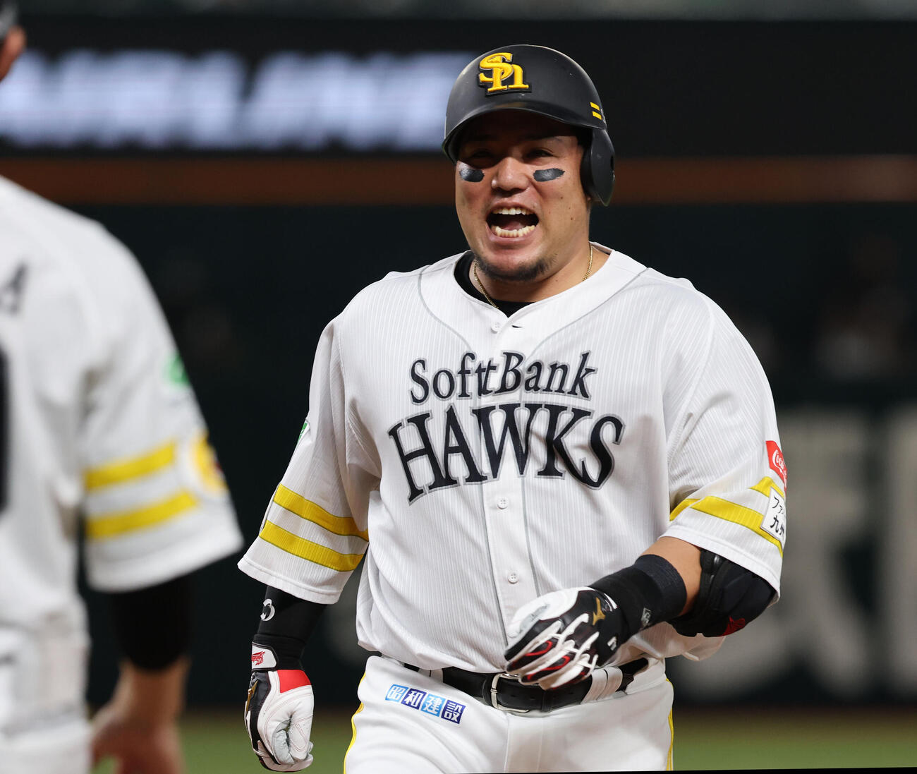 ソフトバンク対西　4回裏ソフトバンク1死、山川穂高は左前打を放ち笑顔（撮影・梅根麻紀）
