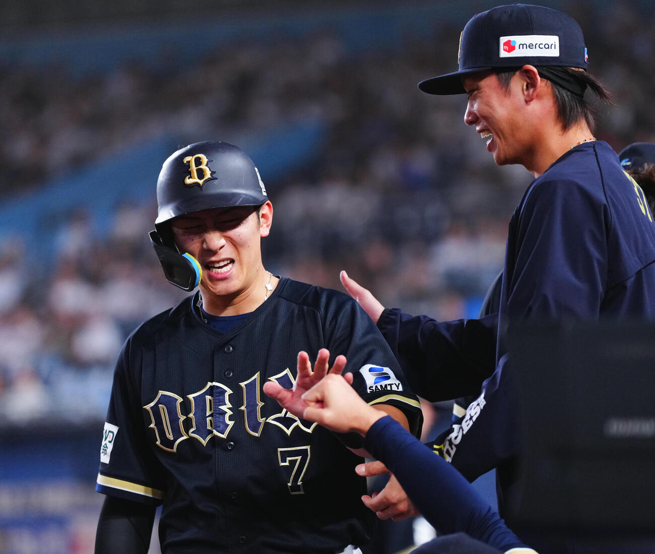 ロッテ対オリックス　7回表オリックス2死一、二塁、宗佑磨の適時二塁打で生還しナインの出迎えを受ける西川龍馬（左）（撮影・垰建太）