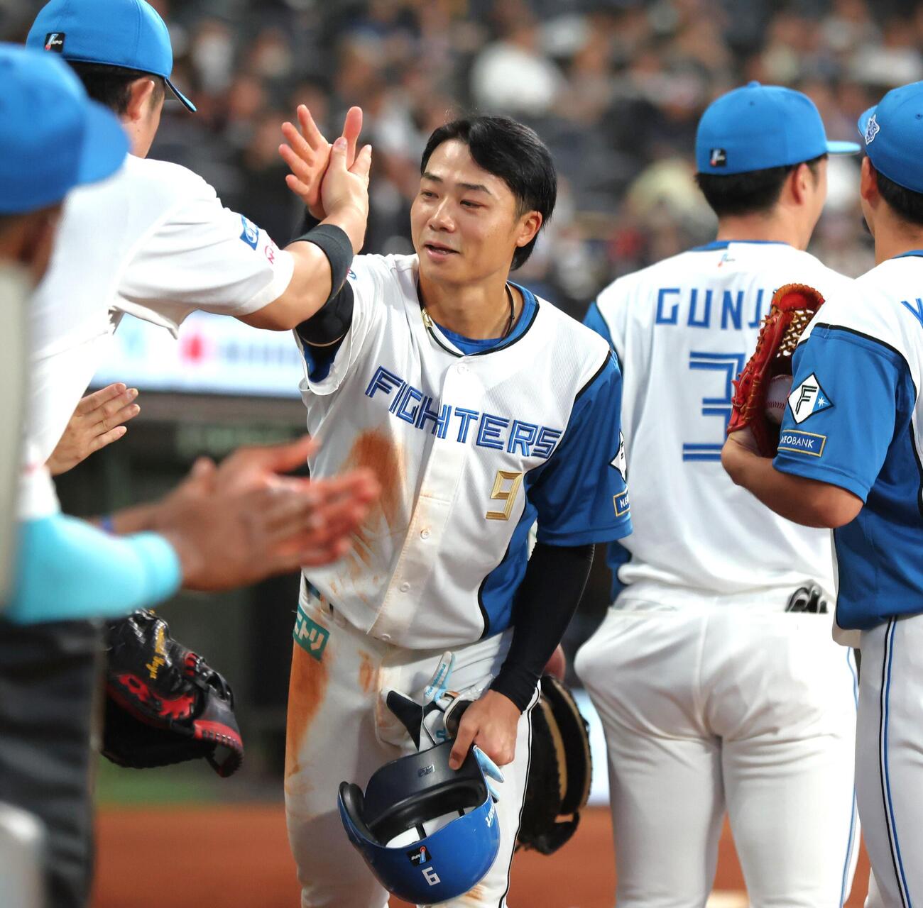 日本ハム対楽天　5回裏に内野安打を放った中島卓也はベンチに戻りナインに祝福される（撮影・黒川智章）