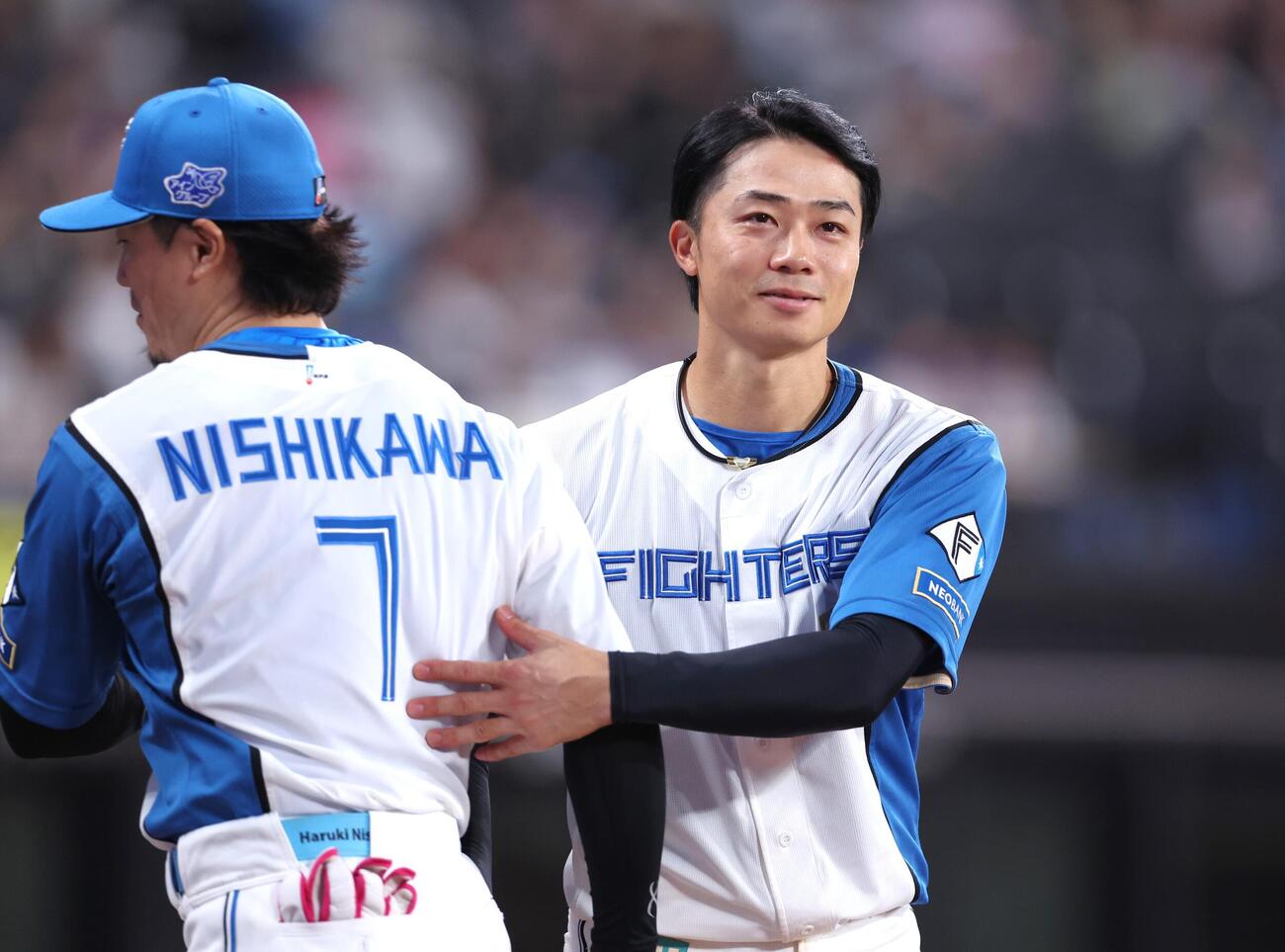 日本ハム対楽天　7回表を終え引き揚げてくる西川遥輝を出迎える中島卓也（撮影・黒川智章）