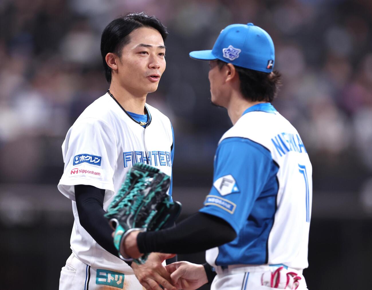 日本ハム対楽天　7回表を終え引き揚げてくる西川遥輝を出迎える中島卓也（撮影・黒川智章）