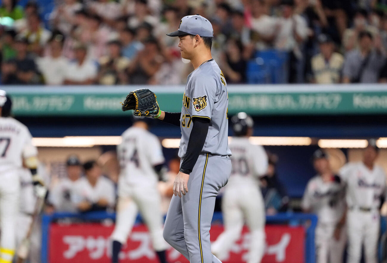 ヤクルト対阪神　6回裏ヤクルト2死一、二塁、西村瑠伊斗に2点適時二塁打を許す及川雅貴（撮影・たえ見朱実）