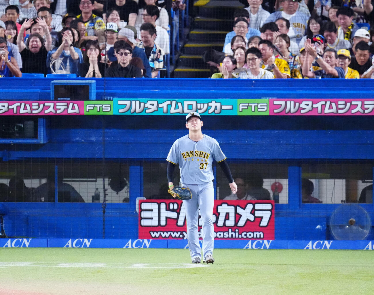 ヤクルト対阪神　6回裏ヤクルト2死一、二塁、西村瑠伊斗に2点適時二塁打を浴びた及川雅貴（撮影・江口和貴）