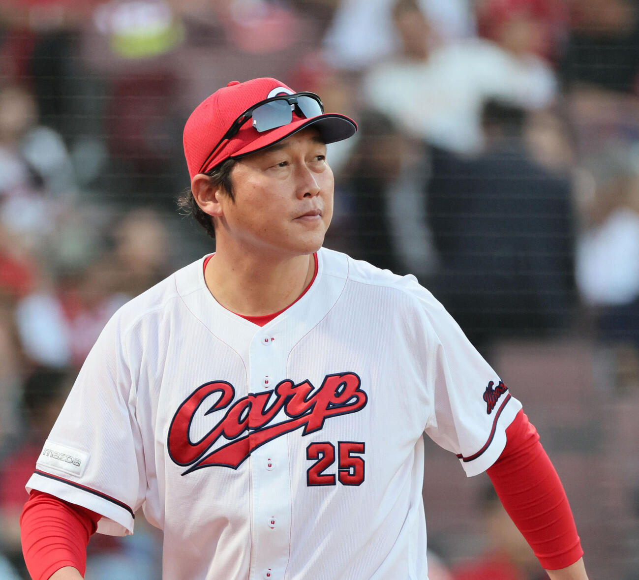 広島対巨人　8回裏終了時、交代を告げる広島新井貴浩監督（撮影・加藤孝規）