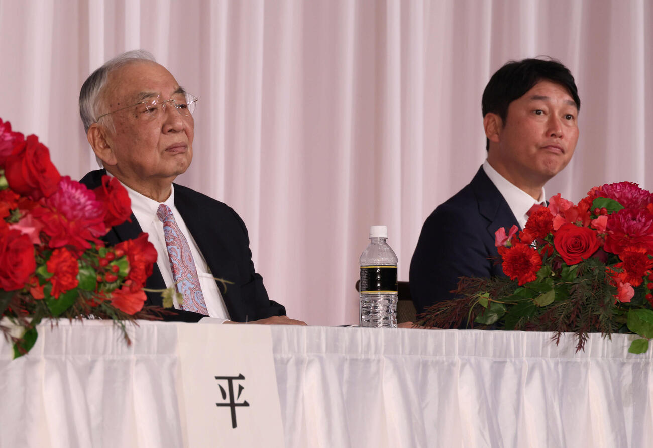 新井監督（右）と松田オーナー（2025年撮影）