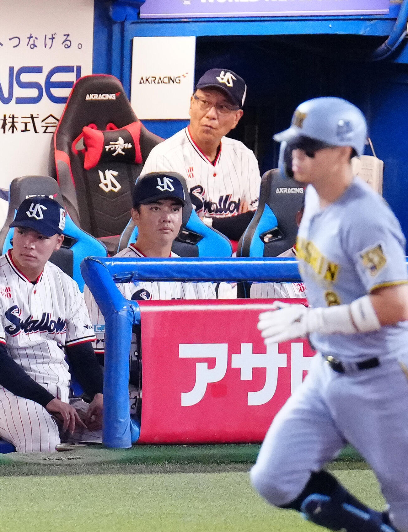 ヤクルト対阪神　1回表阪神無死二塁、松本健吾が佐藤輝明（手前）に2点本塁打を浴び、ベンチで厳しい表情の池山隆寛監督（後方右）（撮影・江口和貴）