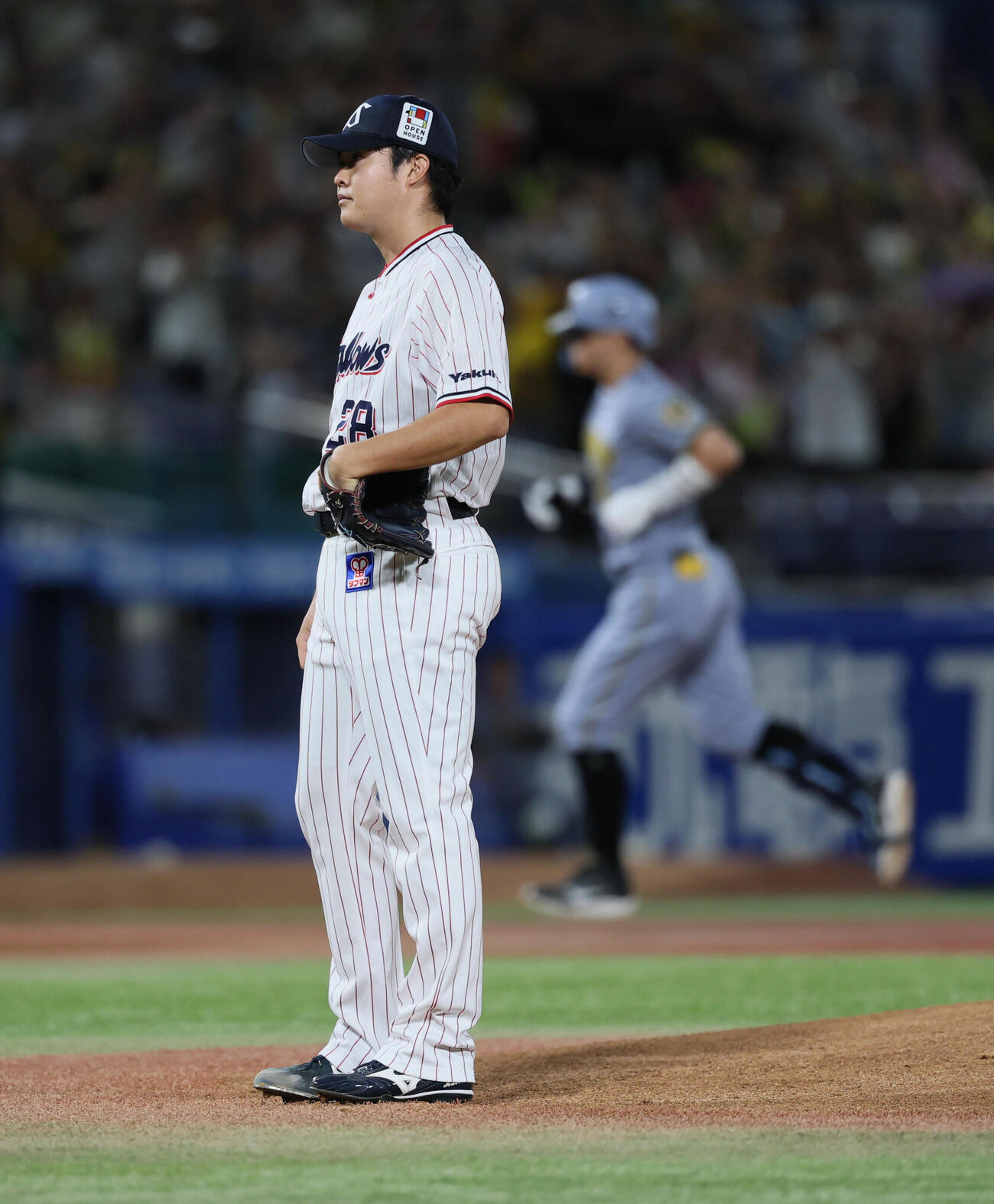 ヤクルト阪神　1回表阪神無死二塁、2点本塁打を佐藤輝明に浴び呆然とする松本健吾（撮影・水谷安孝）