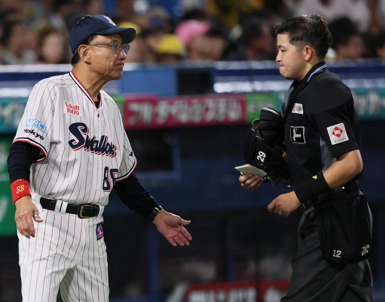 ヤクルト対阪神　選手交代を告げるヤクルト池山隆寛監督（撮影・水谷安孝）