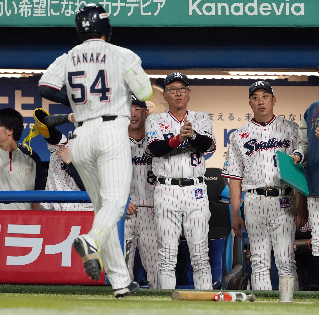 ヤクルト対阪神　4回裏ヤクルト1死一塁、2点本塁打を放った田中陽翔を迎える池山隆寛監督（撮影・たえ見朱実）
