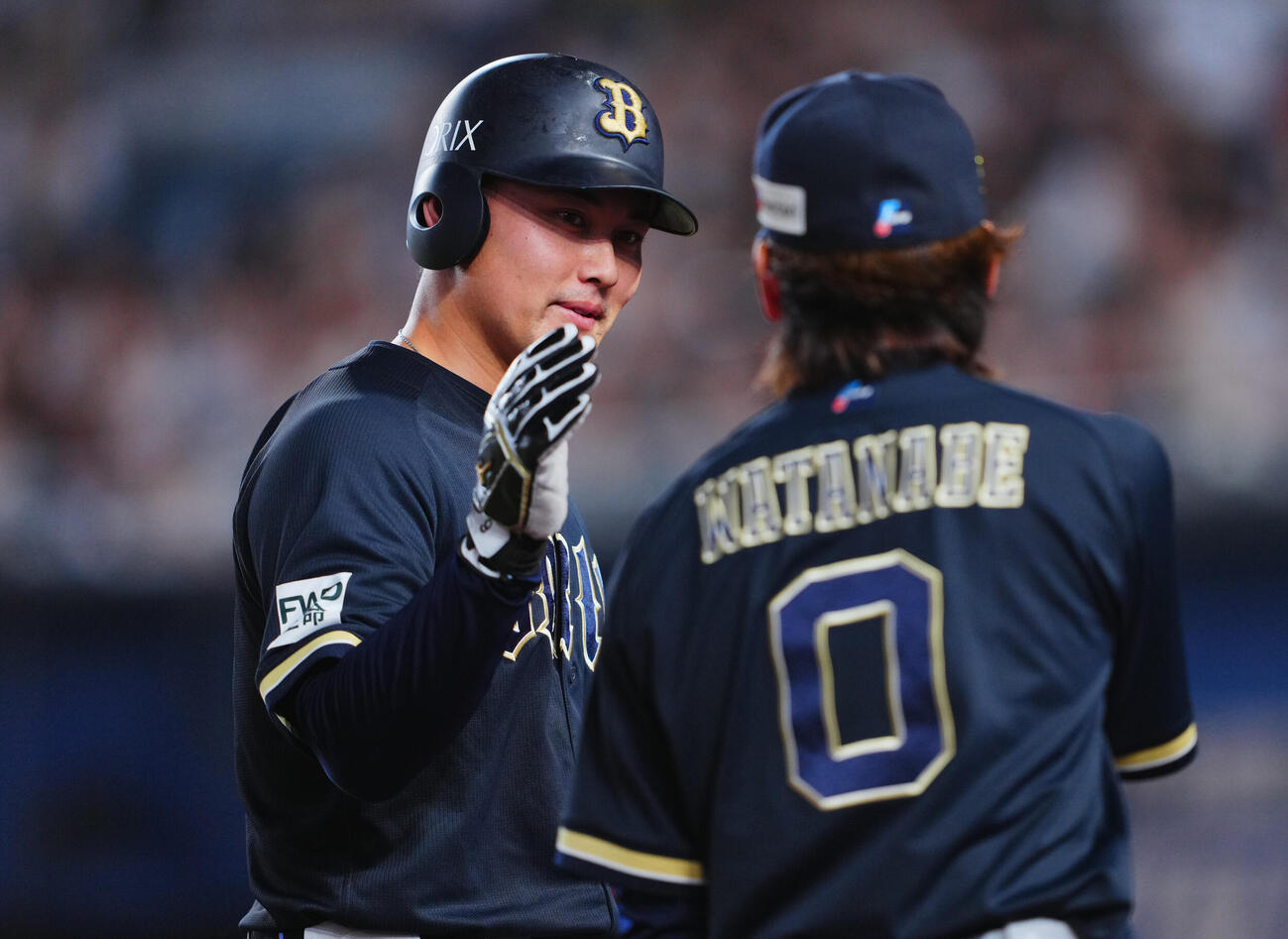 ロッテ対オリックス　6回表の攻撃を終えナインの出迎えを受けるオリックス野口智哉（左）（撮影・垰建太）
