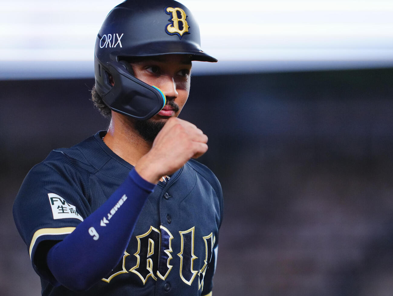 ロッテ対オリックス　7回表の攻撃を終え適時二塁打を放ったオリックス宗佑磨はガッツポーズ（撮影・垰建太）