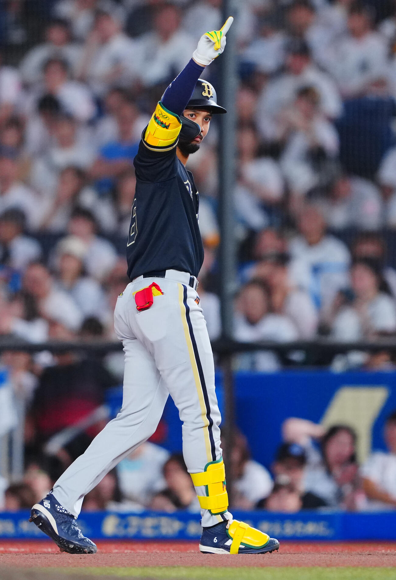 ロッテ対オリックス　6回表オリックス無死一塁、中前打を放ちポーズを決める宗佑磨（撮影・垰建太）