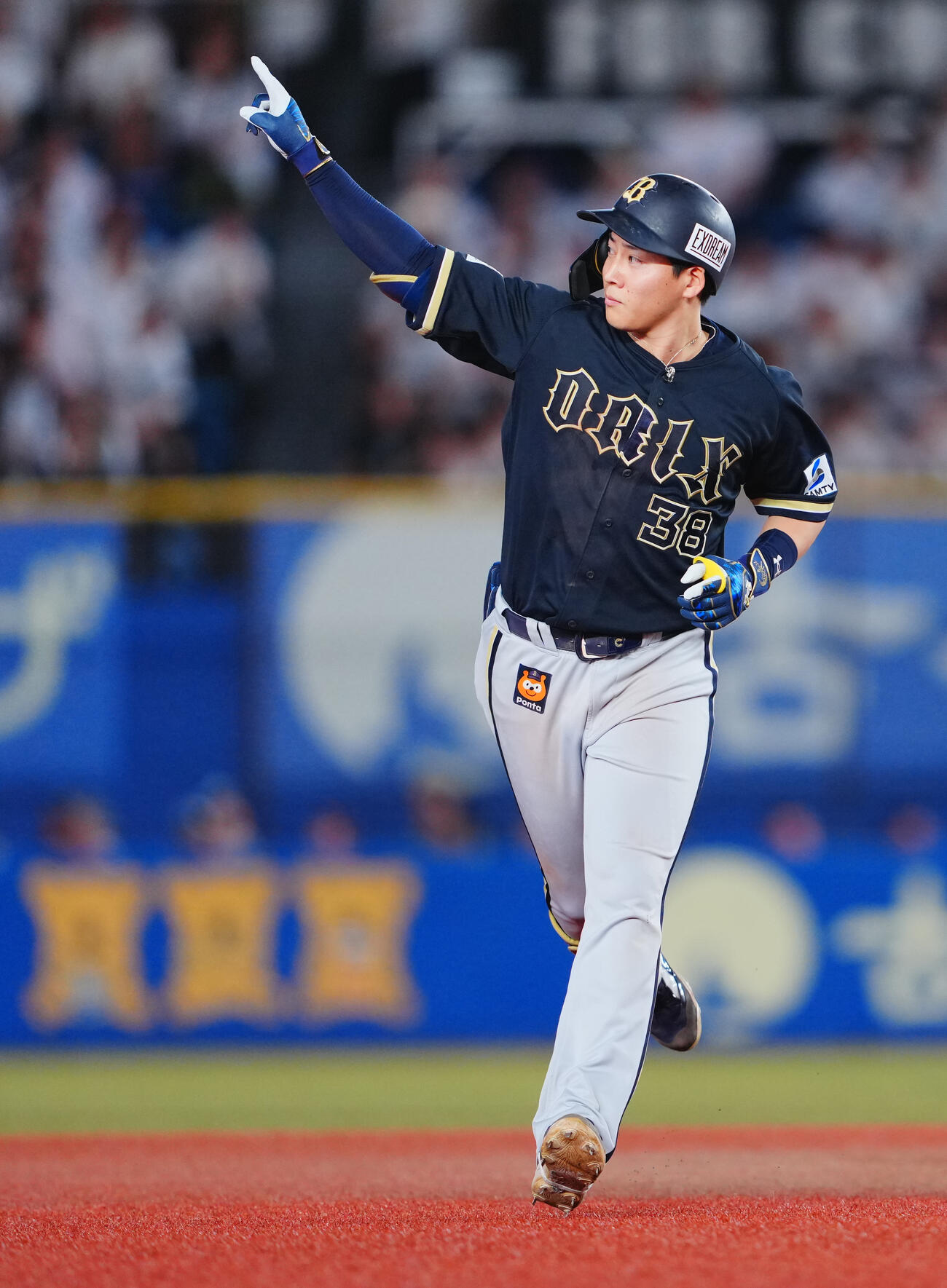ロッテ対オリックス　6回表オリックス無死、本塁打を放ち左翼席の応援団を指さす来田涼斗（撮影・垰建太）