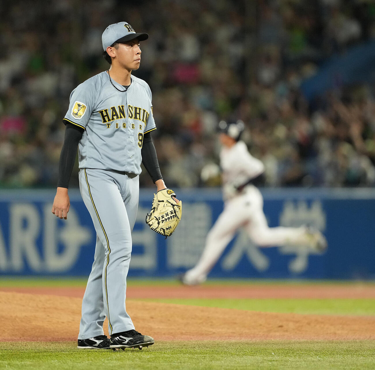 ヤクルト対阪神　4回裏ヤクルト1死一塁、田中陽翔に2点本塁打を浴びた神宮僚介（撮影・たえ見朱実）