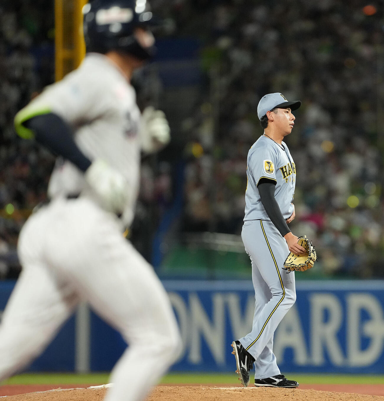 ヤクルト対阪神　4回裏ヤクルト1死一塁、田中陽翔に2点本塁打を浴びる神宮僚介（撮影・たえ見朱実）