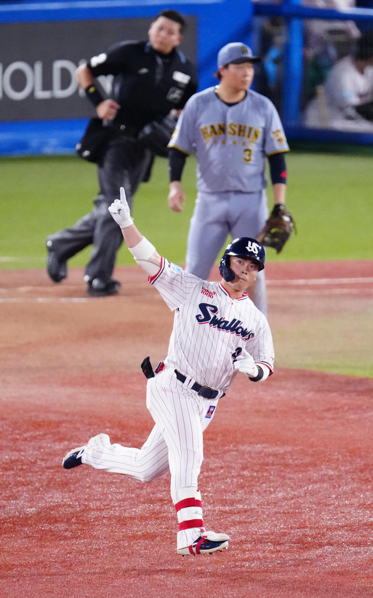 ヤクルト対阪神　7回裏ヤクルト2死、本塁打を放った代打丸山和郁（撮影・江口和貴）