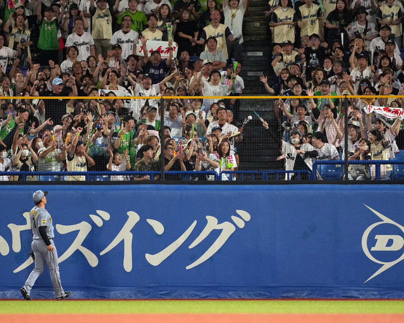 ヤクルト対阪神　7回裏ヤクルト2死、丸山和郁の同点ソロ本塁打を見送る右翼手森下翔太（撮影・たえ見朱実）