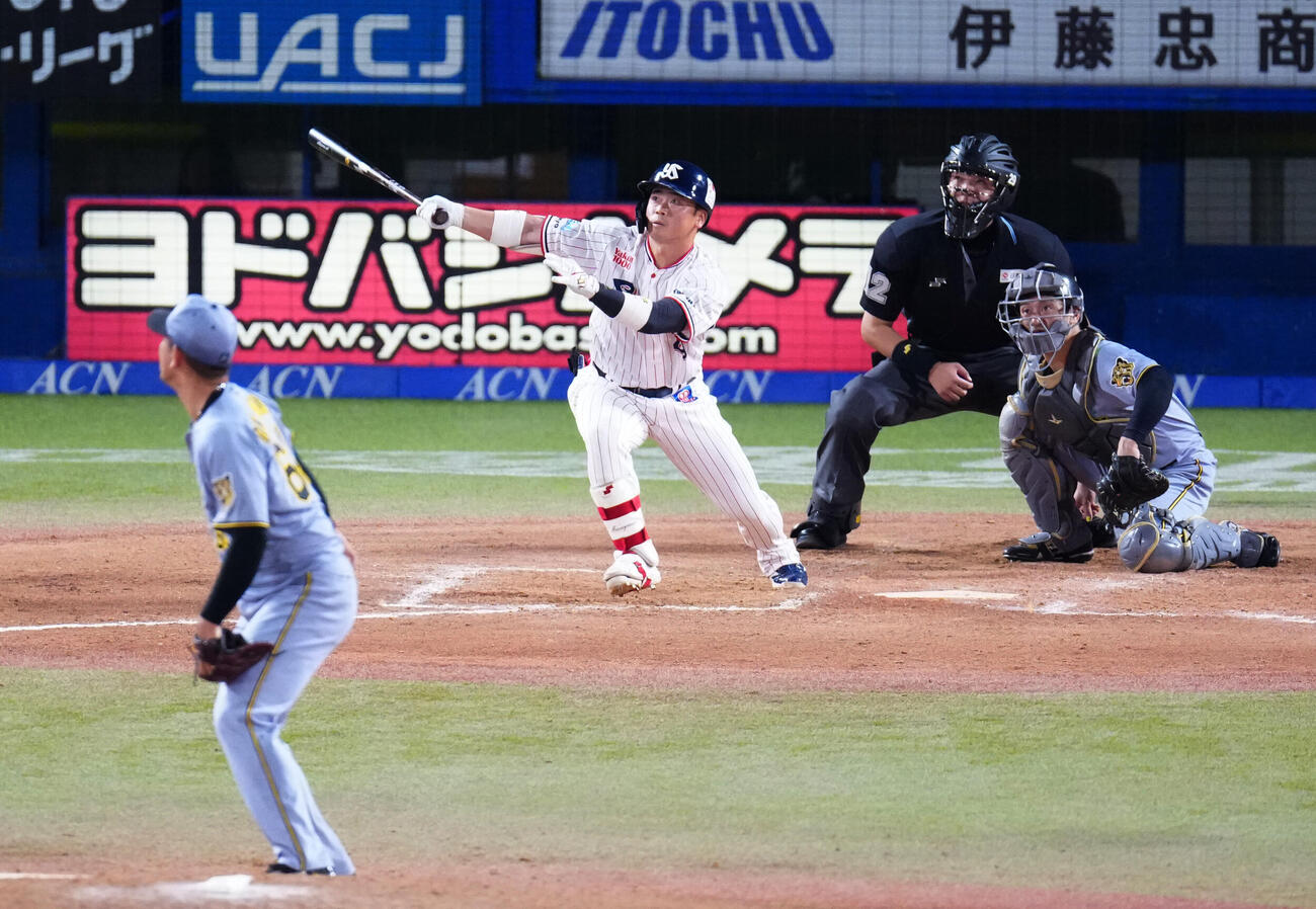 ヤクルト対阪神　7回裏ヤクルト2死、本塁打を放つ代打丸山和郁。投手岡留英貴（撮影・江口和貴）