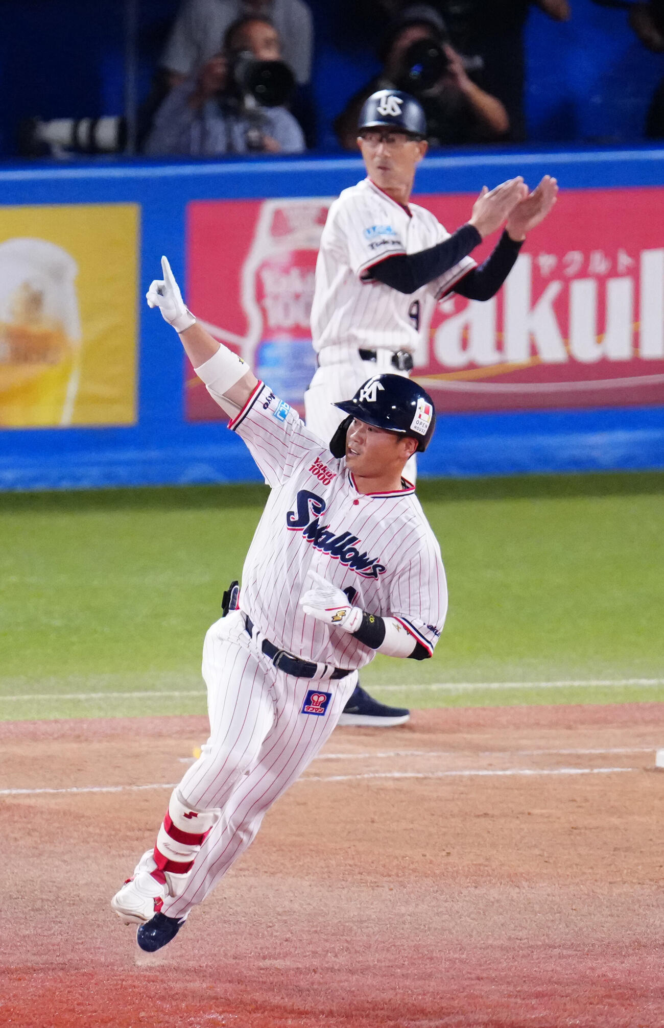 ヤクルト対阪神　7回裏ヤクルト2死、本塁打を放ちポーズをとる代打丸山和郁（撮影・江口和貴）
